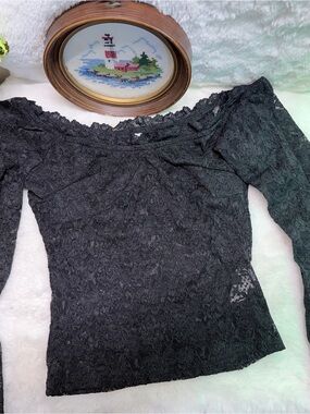 Black Lace Off-Shoulder Long Sleeve Top 🌎